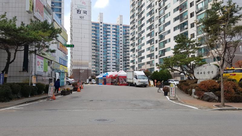 한국 아파트 정문 입니다
