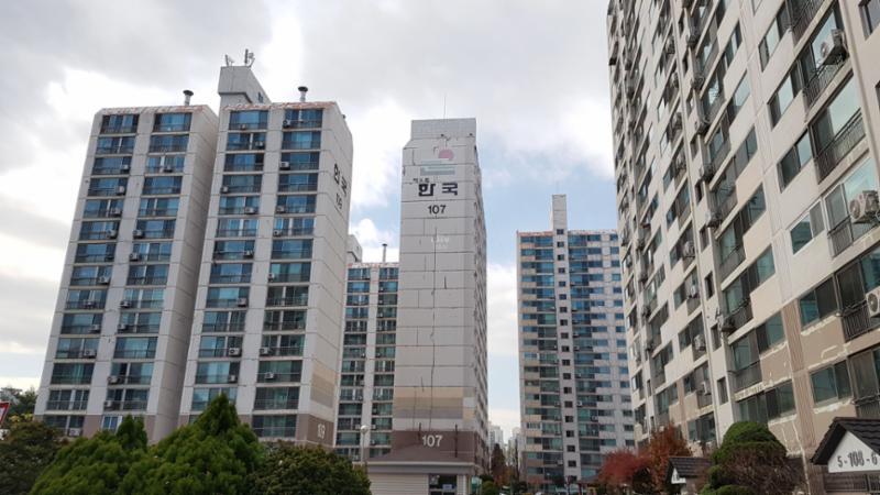 1996년 08월에 입주한 단지인 만큼 부분적으로 연식이 느껴지지만 전체적으로 양호하게 관리된 단지 외관이에요