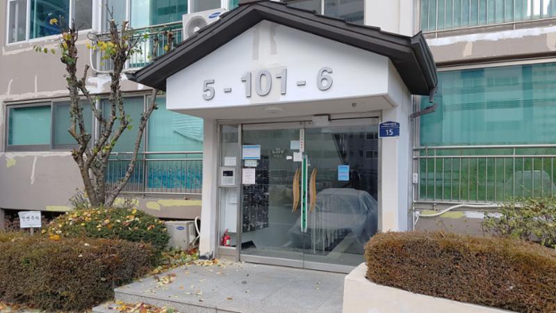 한국아파트 1층 공용현관이에요