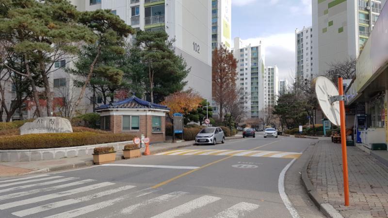 정문 출입구 주변의 모습이에요