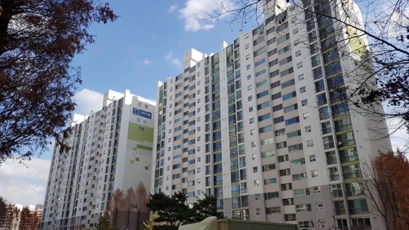 1994년 05월에 입주한 단지인 만큼 부분적으로 연식이 느껴지지만 전체적으로 양호하게 관리된 단지 외관이에요