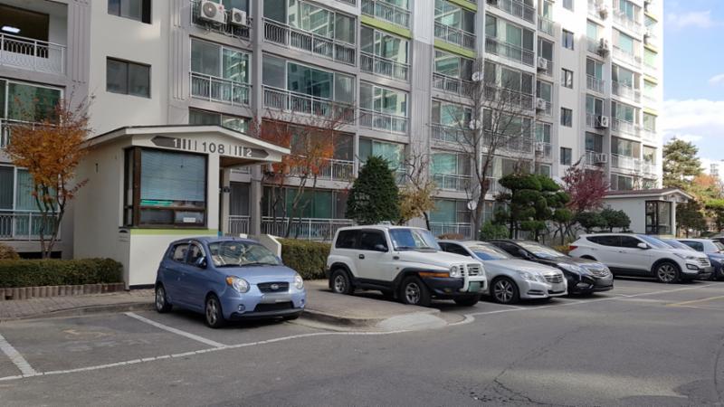 현관과 바로 연결되는 지상 주차장입니다