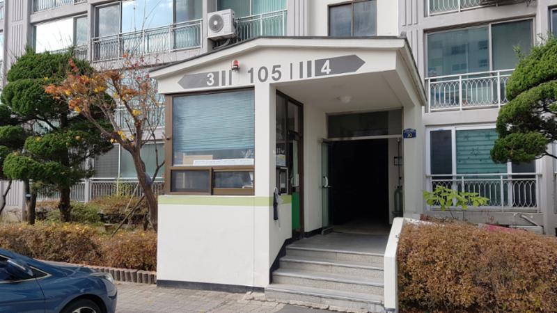 은행아파트 공동현관이에요