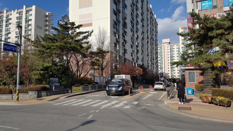 차량 출입기가 설치되어 있고 출입구에 경비초소가 있어 외부차량의 출입을 안전하게 관리하고 있어요