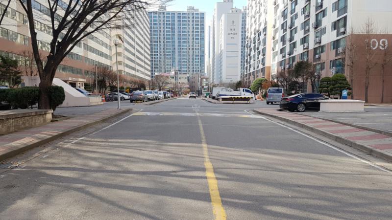 단지를 관통하여 이어져 있는 단지 내 도로입니다