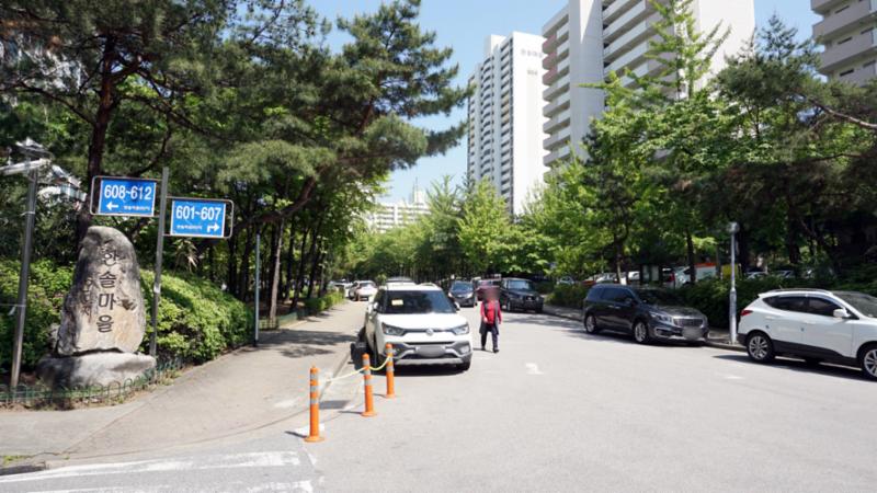 멋진 문주가 돋보이는 단지 정문이에요