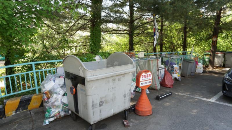 주민들의 이동 경로를 배려해 주차장 외진 곳에 마련된 분리수거장이에요