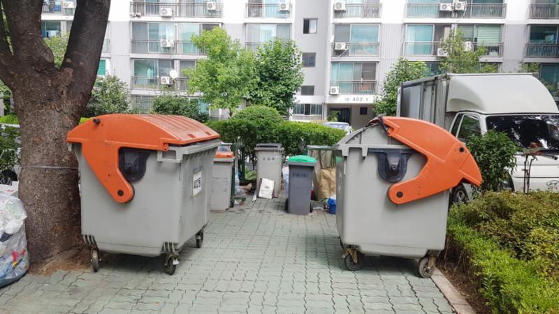 단지 내 분리수거함이에요