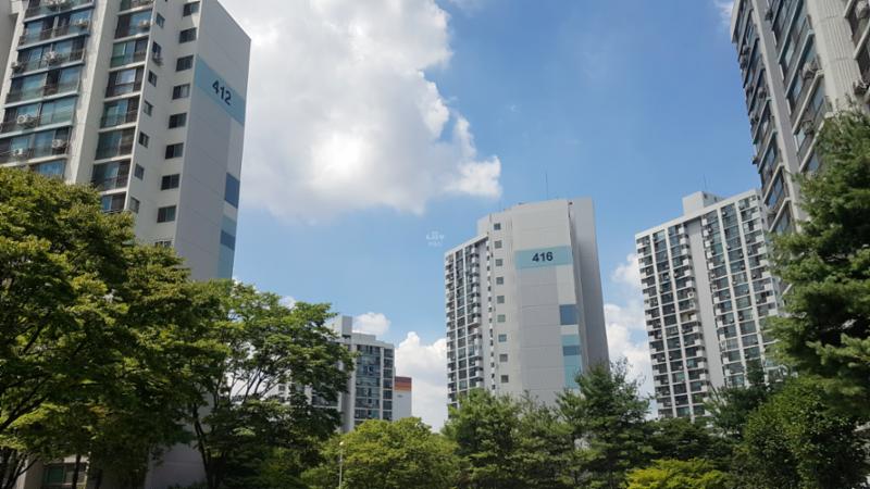 고급스러운 디자인과 차별화된 분위기로 단지의 품격을 한층 더 높이는 아파트 단지전경 모습이에요
