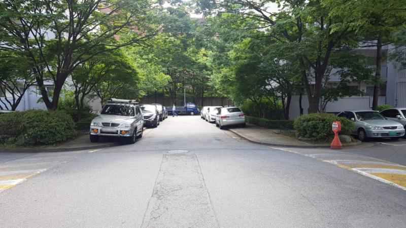 단지 내 현관으로 바로 연결되는 도로입니다