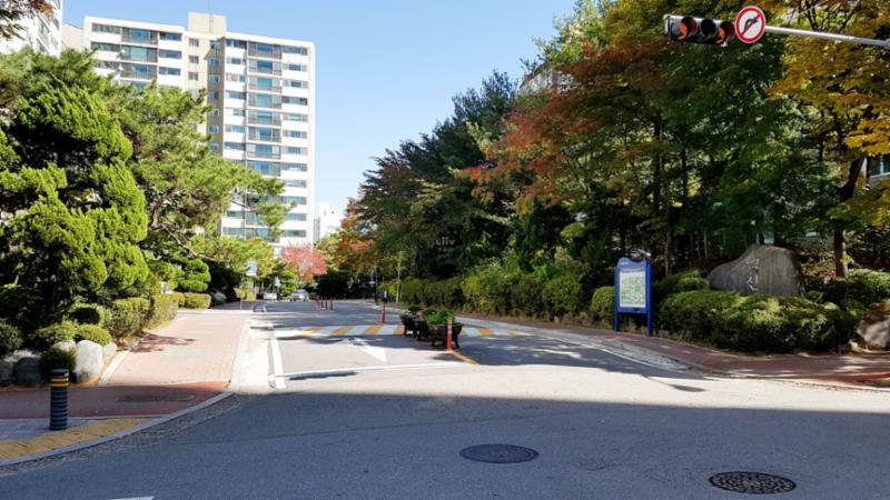 푸른벽산아파트 정문 출입구 주변의 모습이에요