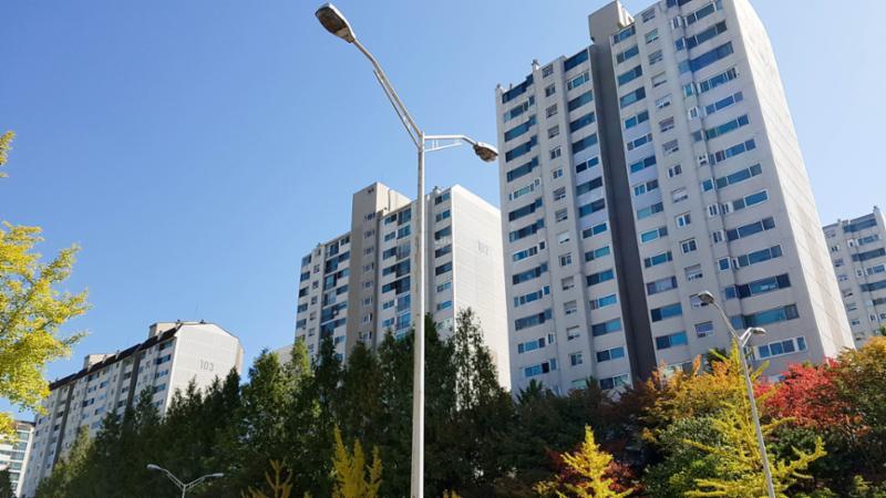 깔끔하게 관리된 모습의 푸른벽산아파트 단지 전경 모습이에요