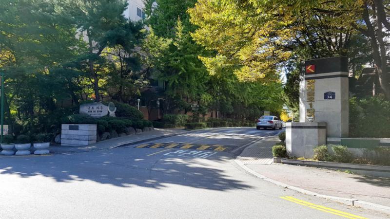정문 출입구 주변의 모습이에요