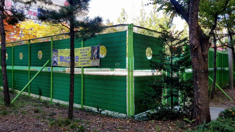 단지 내 입주민들의 건강을 생각한 운동기구와 단지 곳곳에 설치된 체육시설로 배드민턴, 축구, 농구, 테니스 등 다양한 운동을 즐기실 수 있어요