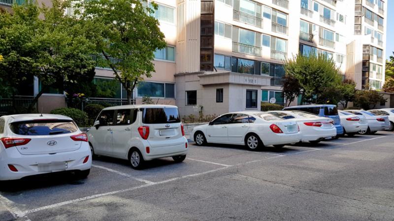 단지 내 지상주차장이에요