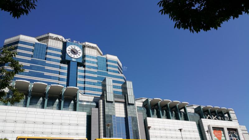 단지 주변에 위치한 AK백화점입니다