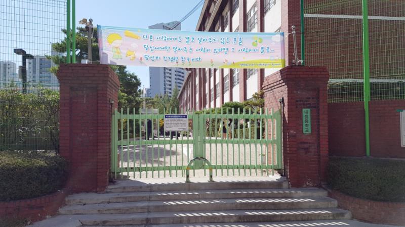 단지 주변에 학교가 위치하여 있습니다