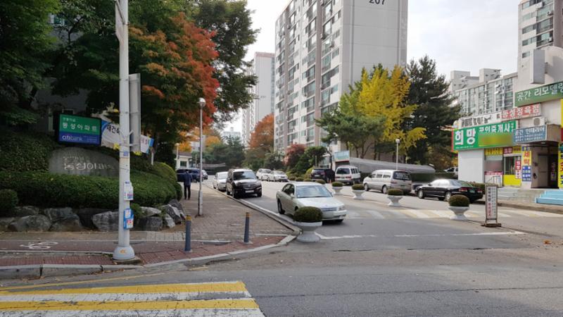단지 내 상가가 있는 샛별동성 단지 정문이에요