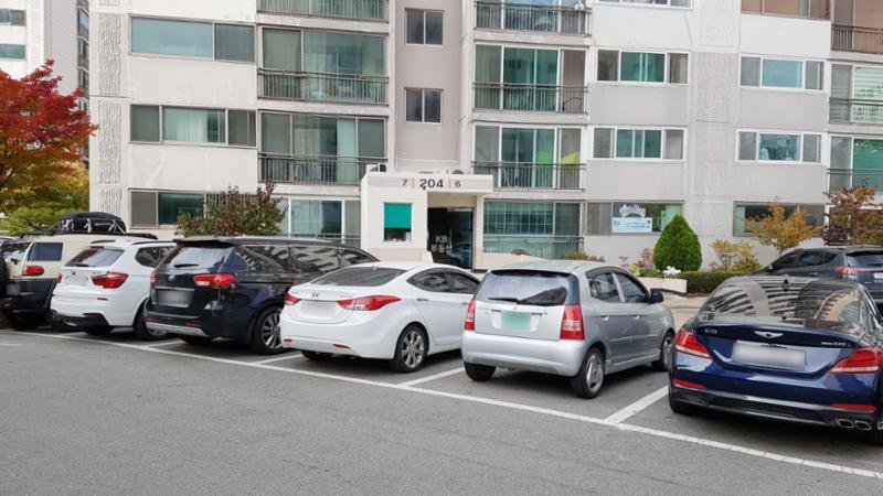 질서 있는 주차가 가능한 샛별동성 지상 주차공간이에요