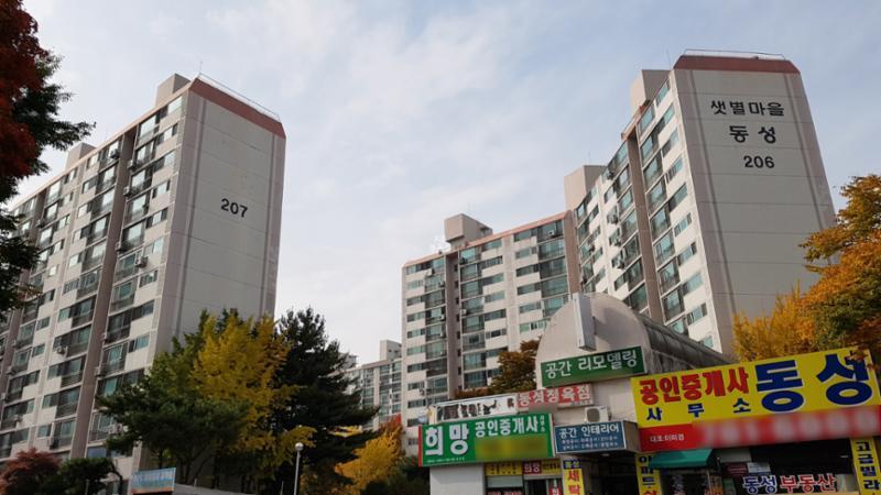 넓은 동간 거리와 채광과 통풍이 우수한 샛별동성 단지 외관이에요