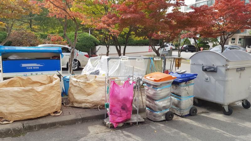 쓰레기, 재활용쓰레기를 버릴 수 있도록 공간이 마련되어 있고 깨끗하게 잘 정돈되고 계수대가 설치되어 있어 주민들이 편리하게 이용할 수 있어요