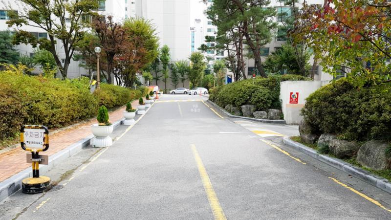 지하 주차장으로 바로 진입할 수 있는 단지 내 도로에요