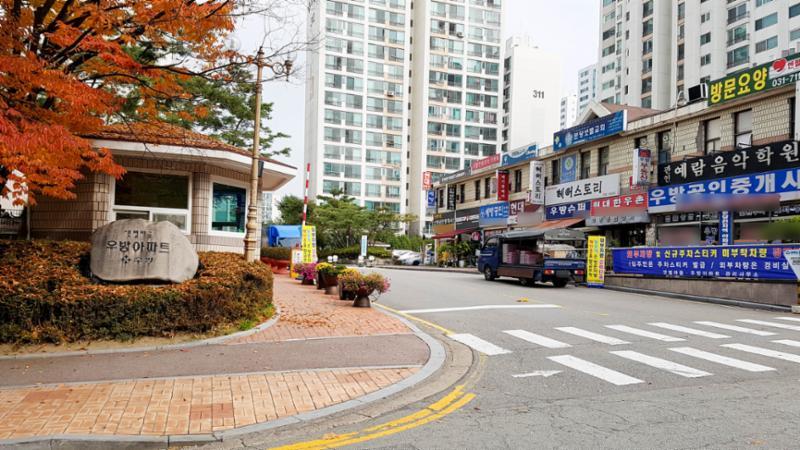 경비초소와 차량 출입차단기가 설치되어 있어 외부인의 출입을 통제해 보안이 우수한 샛별우방 정문이에요