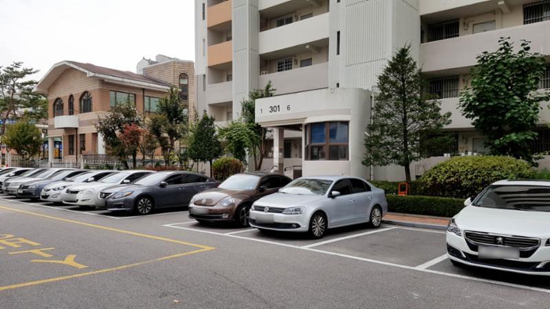 총 963대를 주차할 수 있는 넉넉한 지상 주차공간이에요