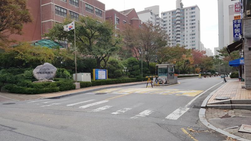 차량 출입기 차단기가 설치되어 있어 외부 차량을 통제할 수 있어 보안이 우수한 샛별라이프 정문이에요