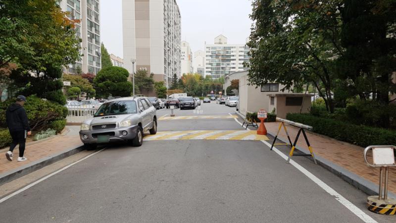 차량 통행로와 보행로가 분리되어 있어 안전하게 통행할 수 있는 단지 내 도로에요