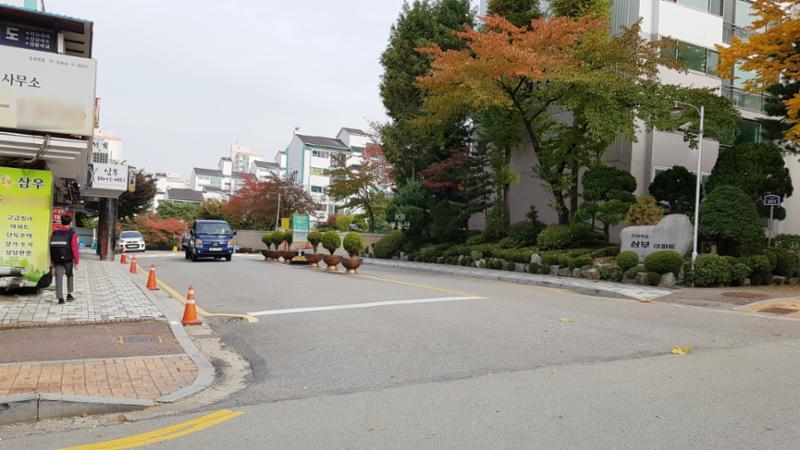 단지 내 상가가 위치한 샛별삼부 단지 내 정문이에요