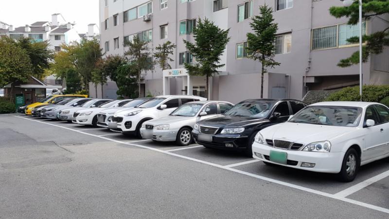 단지 내 지상주차장 모습이에요