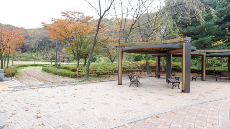 단지 주변에 위치한 정자공원입니다