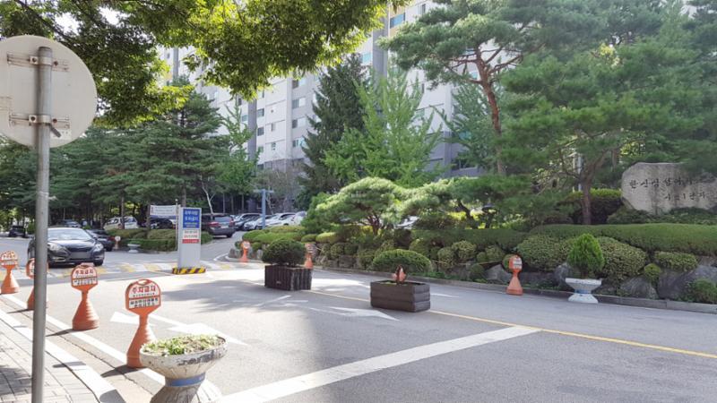 단지 아파트 정문이에요