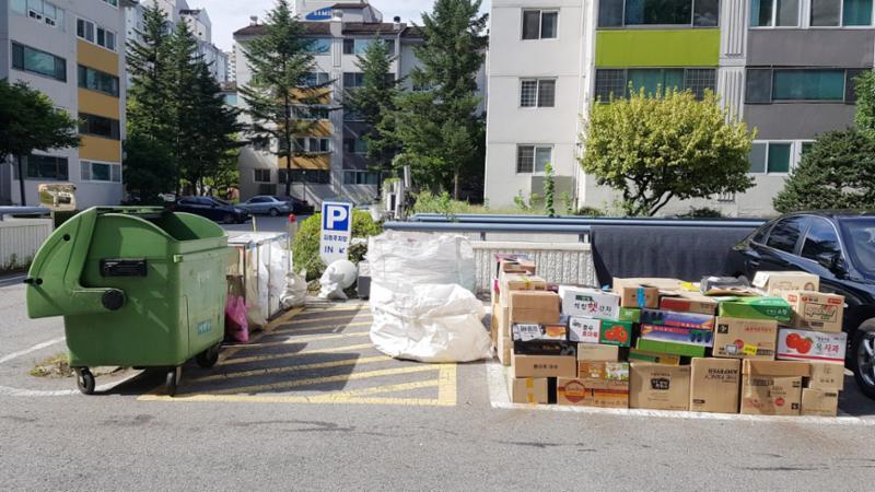 주민들의 이동 경로를 배려해 주차장 외진 곳에 마련된 분리수거장이에요