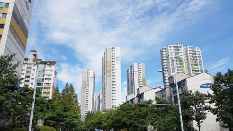 단지만의 특별한 외관 디자인으로 품격있고 고급스러움이 느껴지는 단지 모습이에요