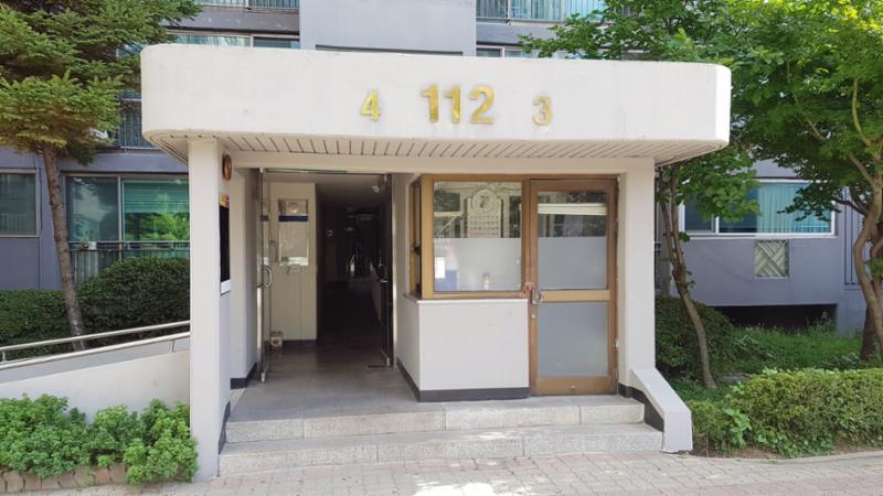 고급스러운 디자인의 공용현관 입구이에요