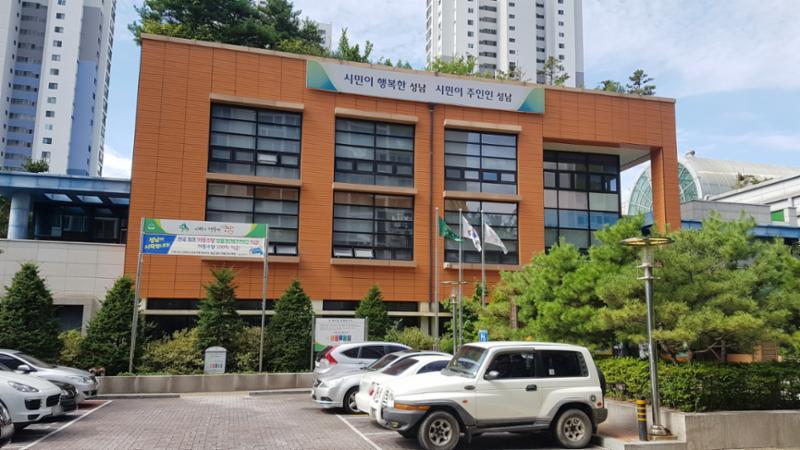 단지 주변으로 주민센터가 가까이에 위치해 있어 멀리 나가지 않고도 주민센터에서의 다양한 업무를 쉽게 이용할 수 있습니다