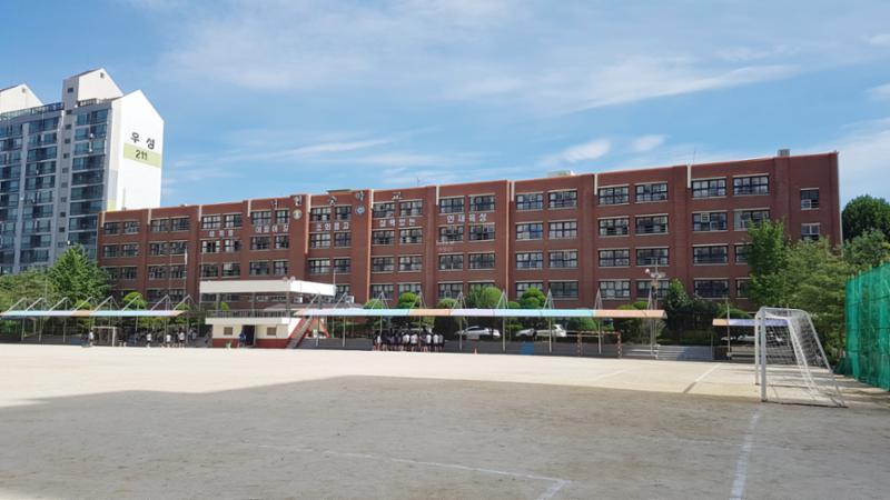단지 주변에 학교가 위치하여 있습니다