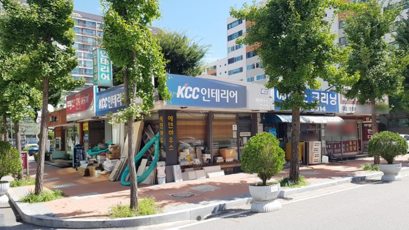 단지 내에 위치하고 있는 상가건물이에요