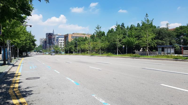 단지와 인접해 있는 성남대로입니다