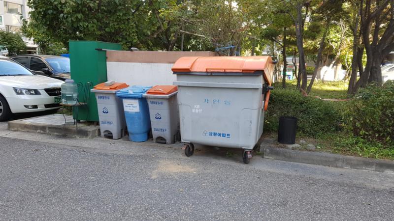 쓰레기 ,재활용쓰레기를 버릴 수 있도록 공간이 마련되어 있고 깨끗하게 잘 정돈되어 있어 편리하게 이용할 수 있어요