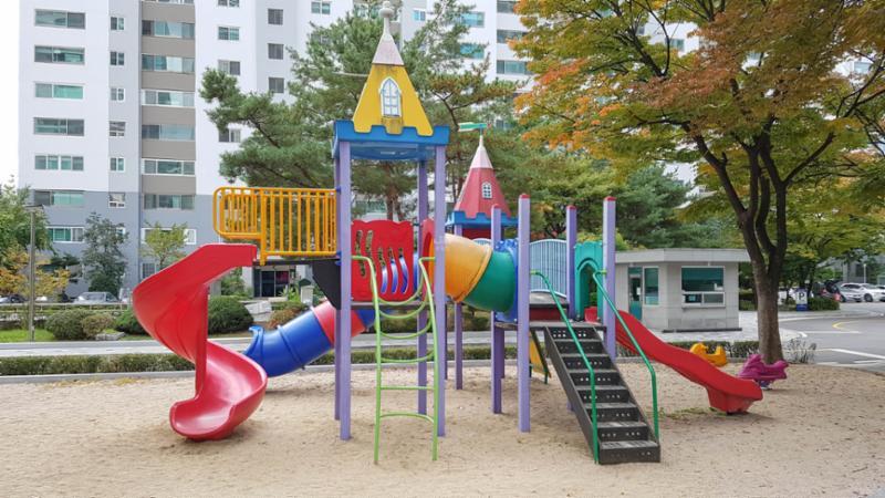 단지 내에 위치한 어린이 놀이터 모습이에요
