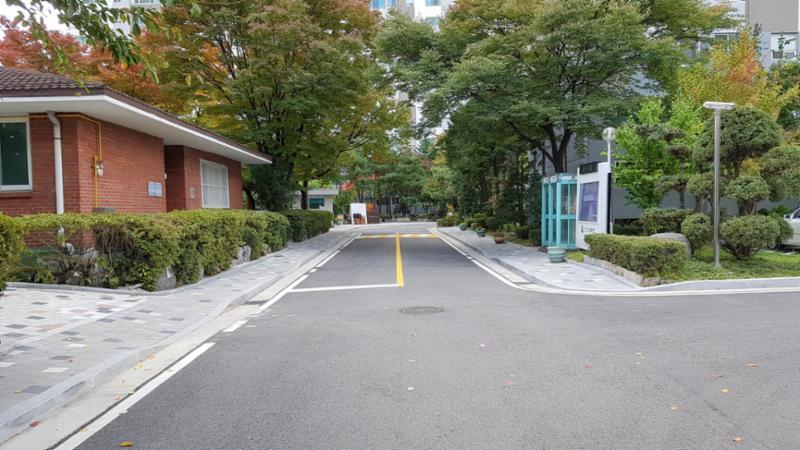 보도블록으로 깔끔하게 마감된 평지로 된 보행로이고요