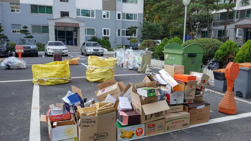 주민들의 이동 경로를 배려해 주차장 외진 곳에 마련된 분리수거장이에요