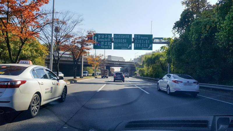 차량 이용시 분당수서간고속화도로가 인접해 있어 빠르게 주요 업무지구에 도달할 수 있도록 도로망이 인접해있어 출퇴근이 편리합니다