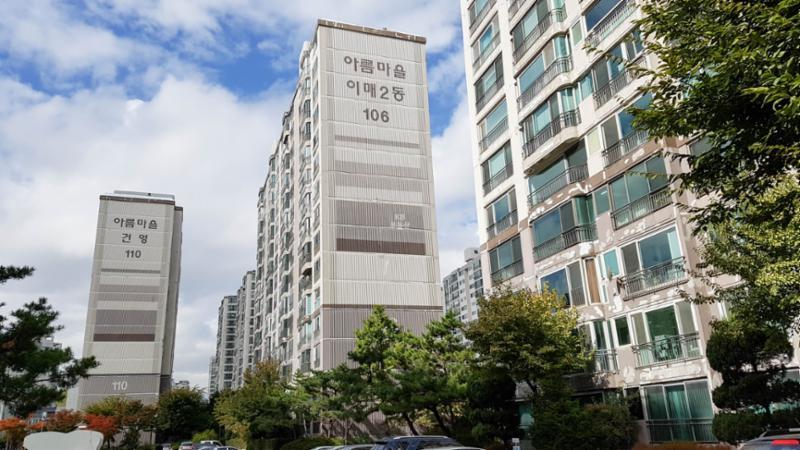 106동 ,110동이 보이는 아름1단지건영아파트 단지 전경이에요