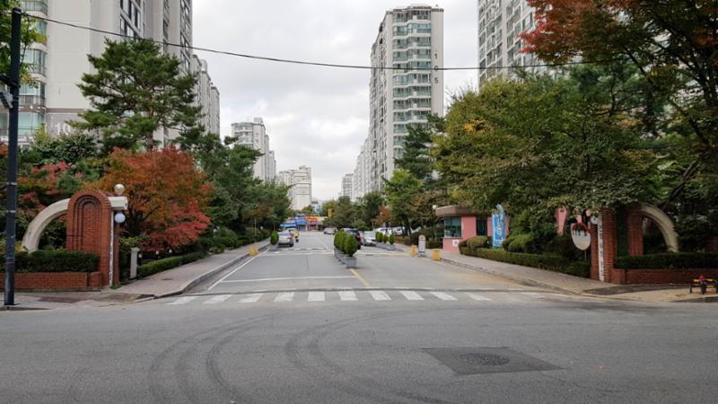 아름1단지건영 아파트 정문이에요
