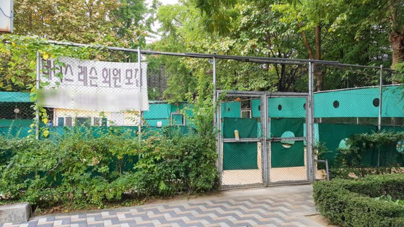단지 내에 테니스장이 설치되어 있어요