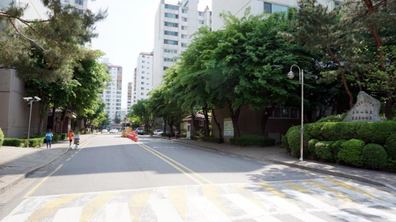 차량 출입기가 설치되어 있고 출입구에 경비초소가 있어 외부차량의 출입을 안전하게 관리하고 있어요